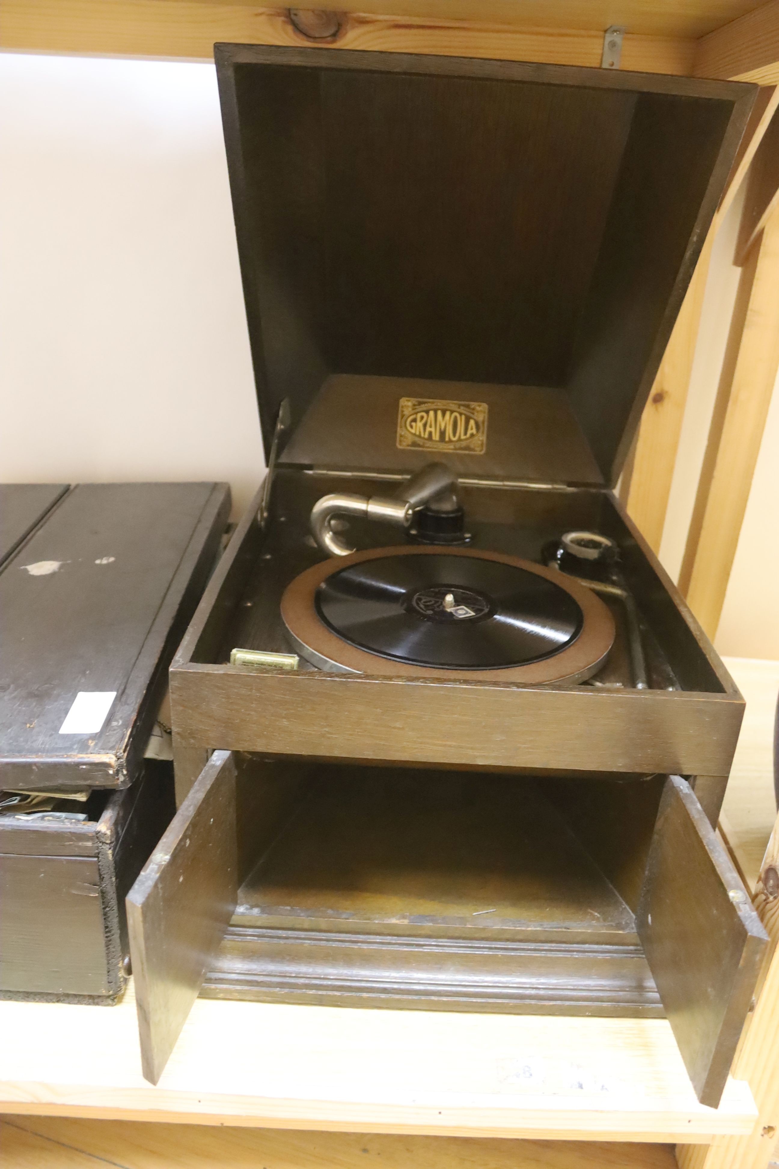Gramophone Co. Gramola and a quantity of contemporary popular records